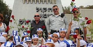 ילדי הגן בטקס יום הזיכרון (הגדל)