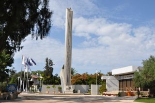 האנדרטה להנצחת חללי חיל הקשר והתקשוב ורחבת הטקסים