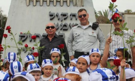 ילדי הגן בטקס יום הזיכרון