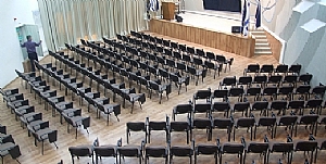 אולם כנסים ל- 220 משתתפים.  