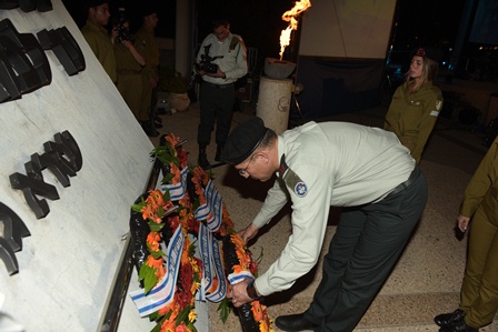 טקס ההתייחדות עם חללי חייל הקשר והתקשובהנחת זרים