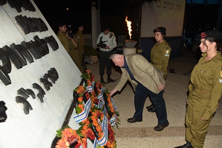 יו"ר העמותה תא"ל (מיל') מוטי בר דגן מניח את זר העמותה להנצחת חללי חי"ק.
